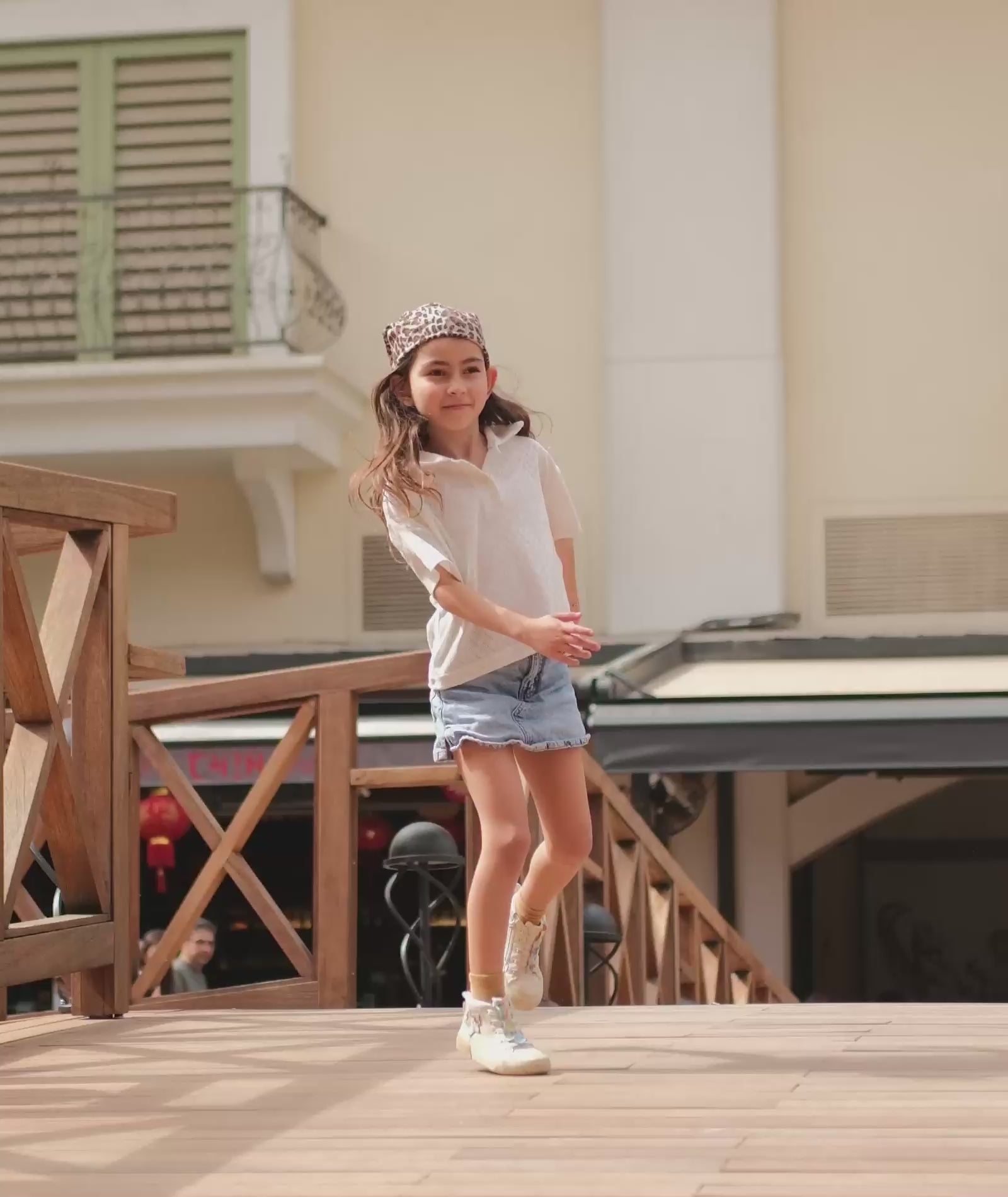 Beyaz Delikli Polo Yaka T-Shirt